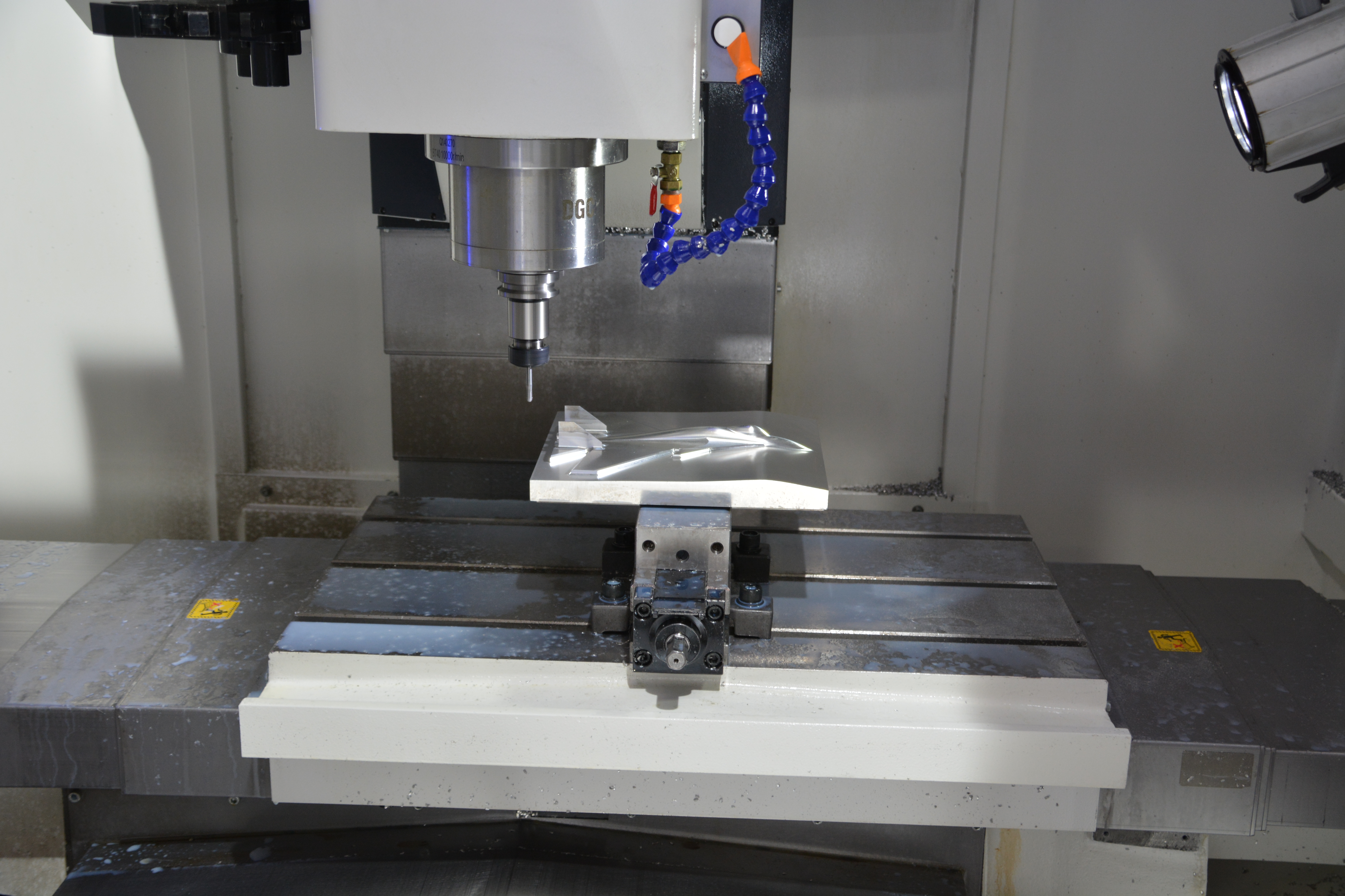 Máquina de torno CNC de cama inclinada resistente DL-40M para tornear metal 