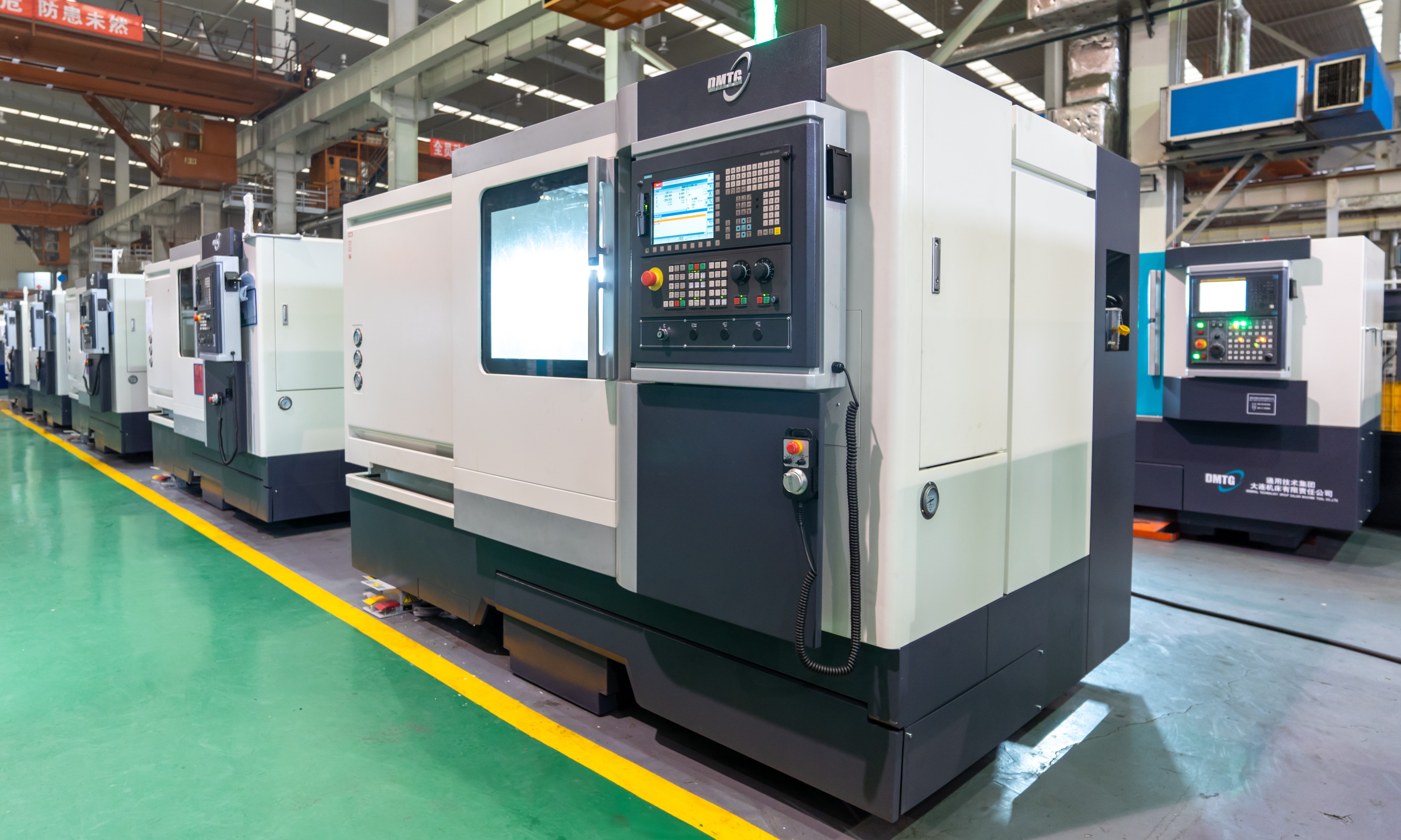 Torno automático de bancada inclinada CNC DT-50 