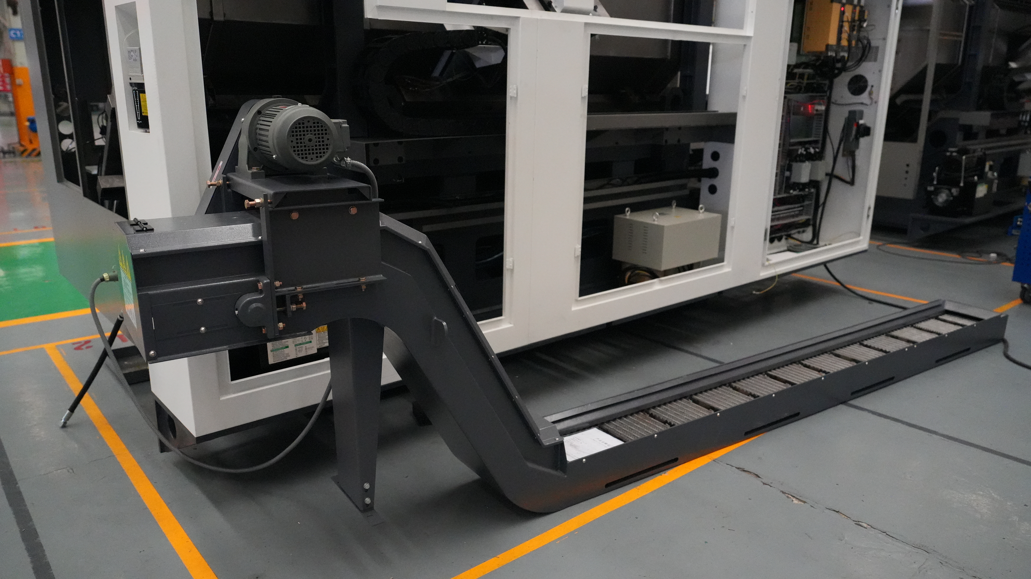 Máquina de torno CNC de cama inclinada resistente DL-40M para tornear metal 