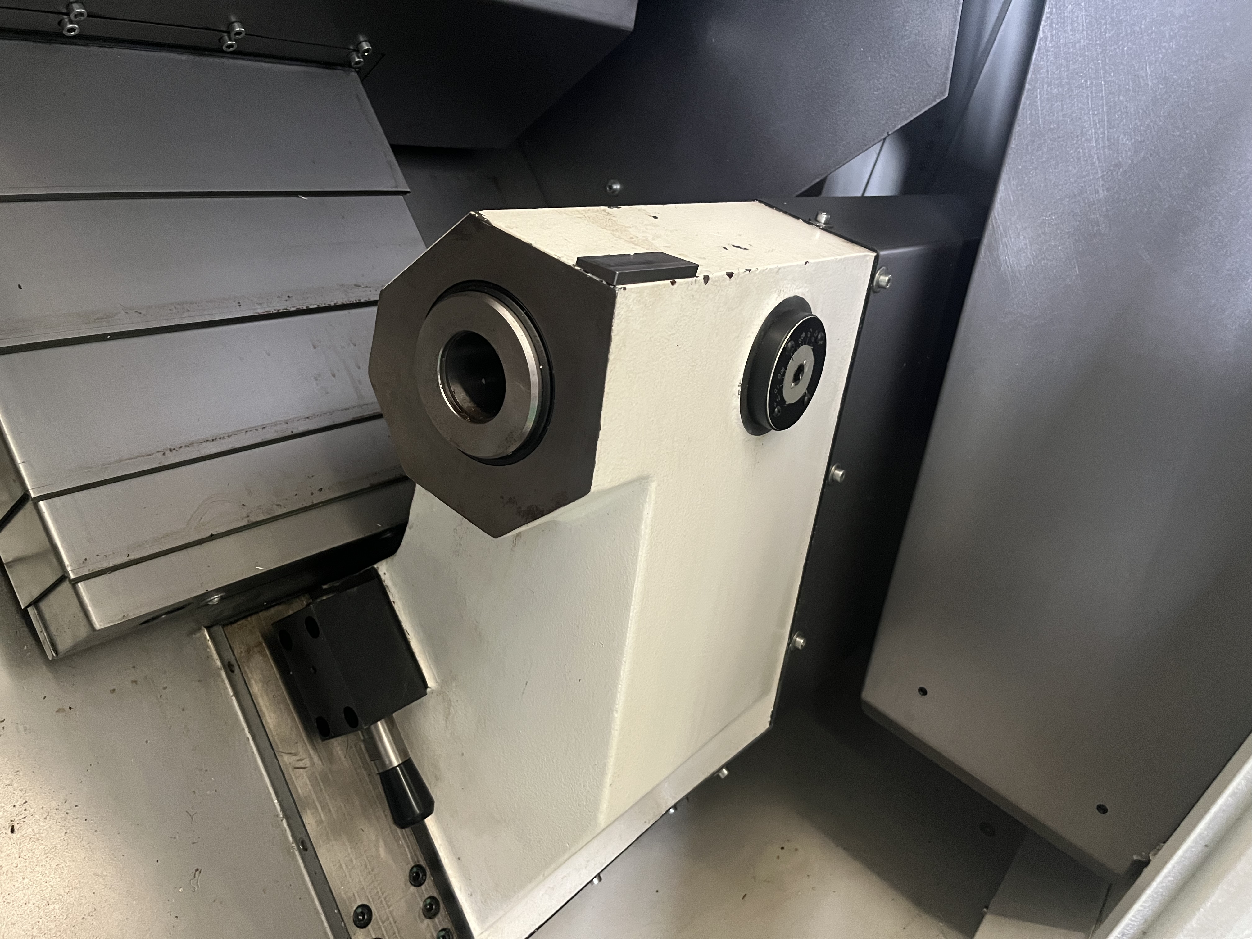 Torno automático de bancada inclinada CNC DT-50 